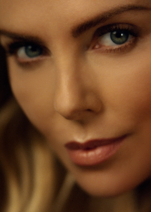 إكتشفي سرّ أنوثة Charlize Theron