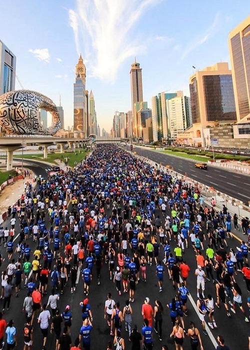 دبي تجمع عشرات الآلاف تحت عنوان الرياضة