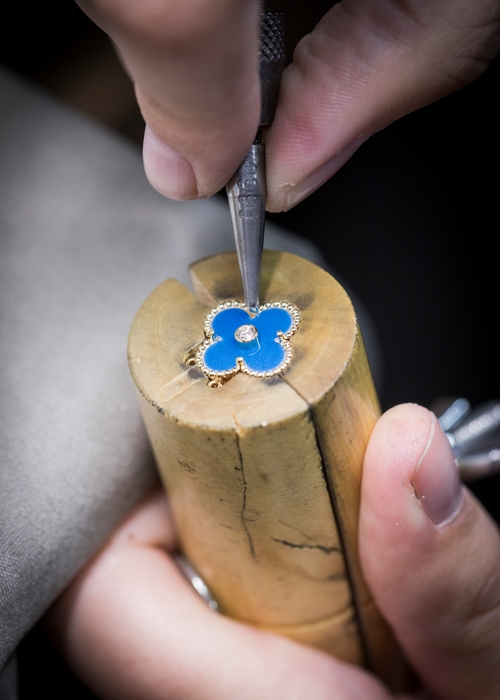 ما الذي يميّز هذه القلادة من Van Cleef & Arpels؟