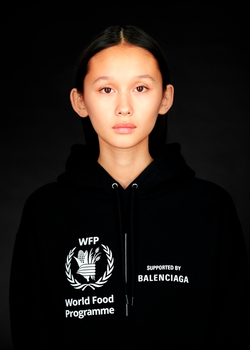 Balenciaga في تعاون جديد مع برنامج الأغذية العالمي