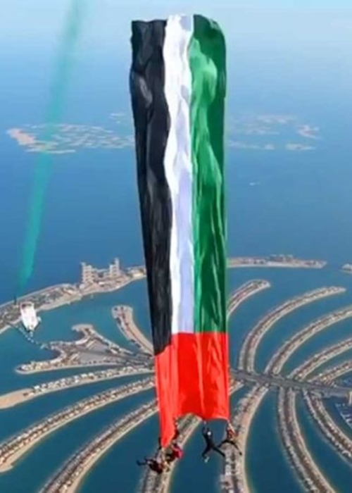العلم الإماراتي في مشهد يحبس الأنفاس