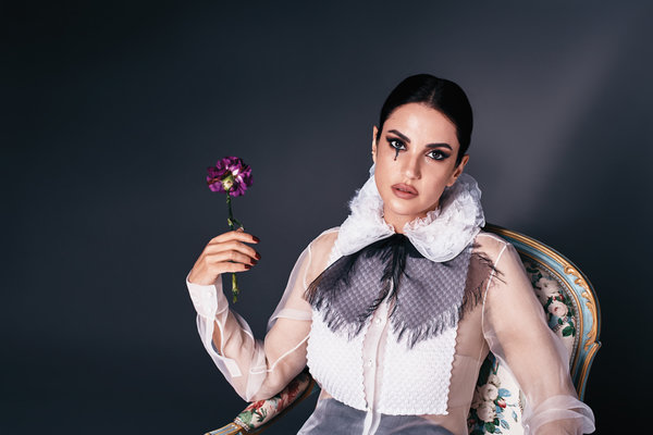 قميص‭ ‬من‭ ‬الأورجانزا‭ ‬وصدريّة‭ ‬باللّون‭ ‬البيج‬‬‬‬‬