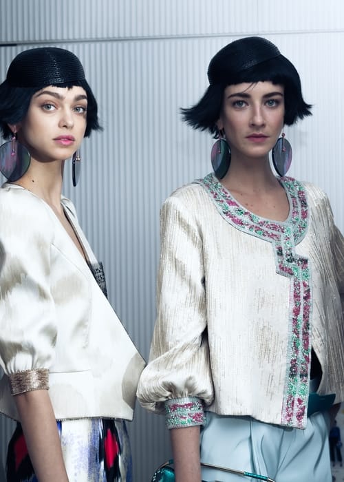Giorgio Armani يدمج تقنيّات إندونيسيّة للأقمشة في قلب مجموعته لربيع وصيف 2020 للأزياء الراقية