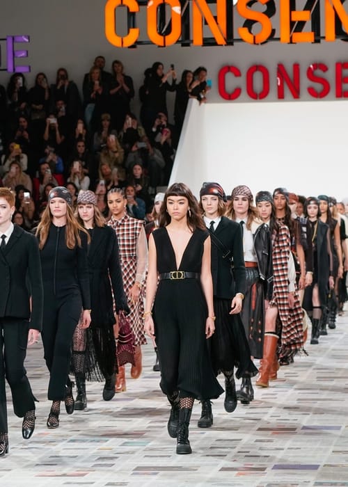 Maria Grazia تتعاون مع هذه الفنّانة لمجموعة Dior… وما علاقة والدتها؟