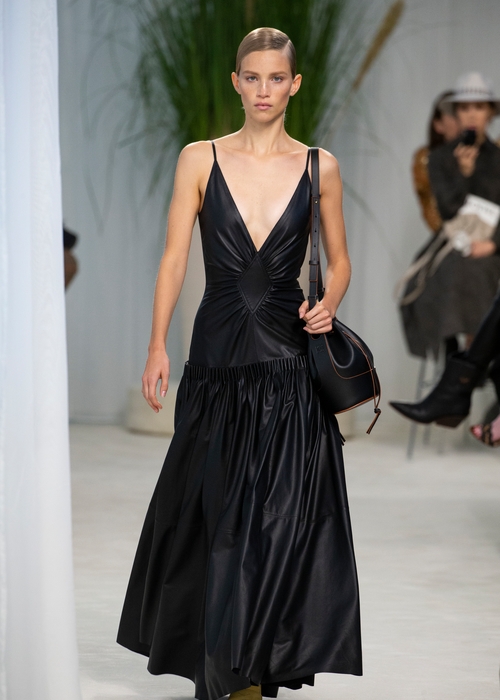 تابعي عرض Loewe مباشرةً من باريس
