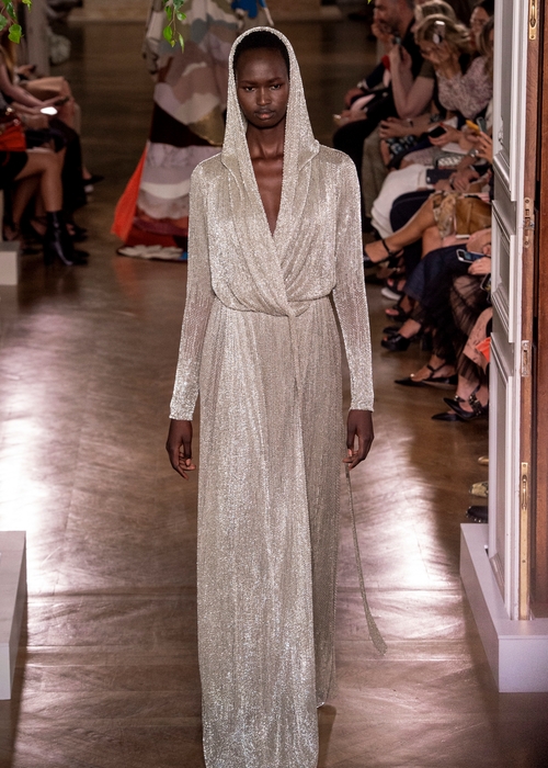 تابعي عرض Valentino مباشرةً من باريس