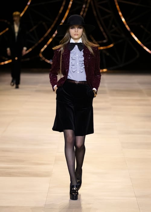 كيف كرّم Hedi Slimane والدته في مجموعة خريف وشتاء 20/21؟