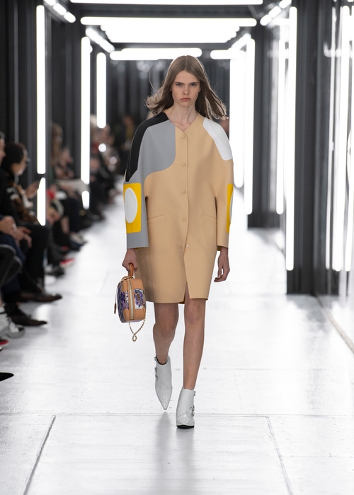 تابعي عرض Louis Vuitton مباشرةً من باريس