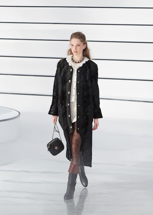 Chanel تجسّد حقبة الرومانسيّة بأسلوبها الأيقونيّ