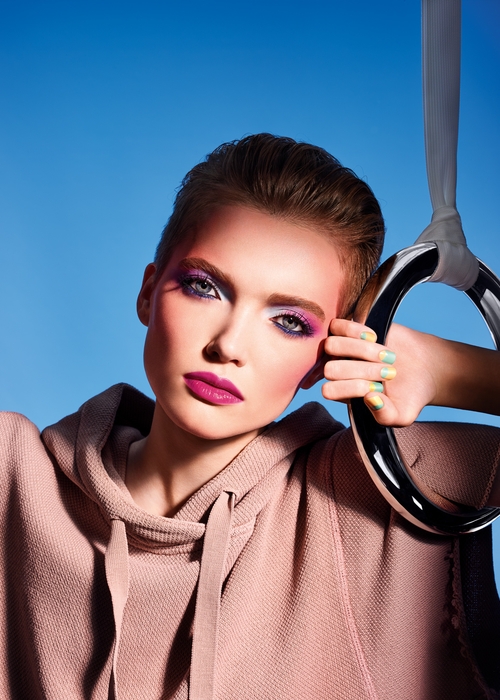 Dior تقدّم لكِ إطلالة صيفيّة ستحسّن مزاجكِ حتماً