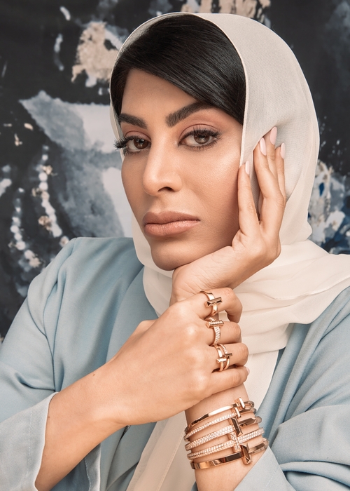 أشواق عبدالله: الفنّ‭ ‬بحر‭ ‬واسع‭ ‬والإبداع‬‬‬ سماء‭ ‬لا‭ ‬تعرف‭ ‬الحدود‬‬‬