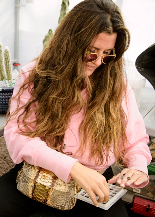 Jacquie Aiche: أحبّ أن أبتكر لقبيلتي قطع زينة تحمل طاقتها العلاجيّة