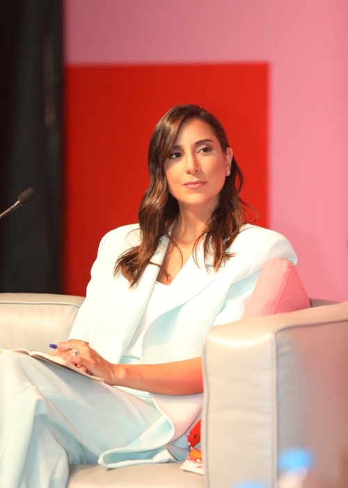 كارما إكمكجي:” من خلال السياسات والعقليّة الصحيحة، يمكننا جعل هذا الوضع المتأزّم مفيداً للمرأة “