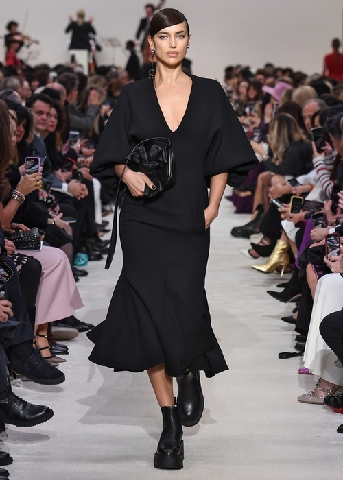 تابعي عرض Valentino من داخل منزلك