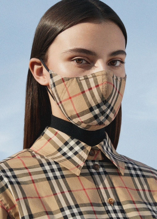 Burberry تطرح مجموعتها الأولى من أقنعة الوجه لمكافحة كورونا