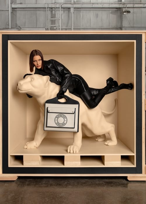 Bella Hadid تجسّد النمر في حملة The Pocket Bag الإعلانيّة من Burberry