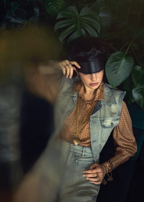 إطلالتك الأنثويّة بلمسة من الجرأة والرجولة
