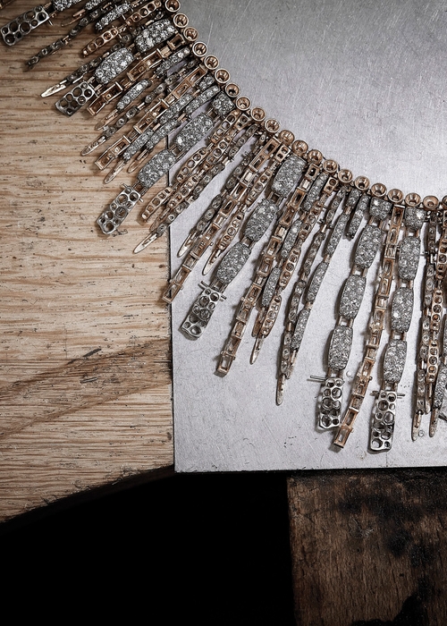 Chanel تنسج مجوهرات من التويد