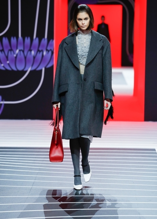 تابعي عرض Prada مباشرةً من ميلانو
