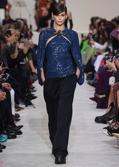 تابعي عرض Valentino من داخل منزلك