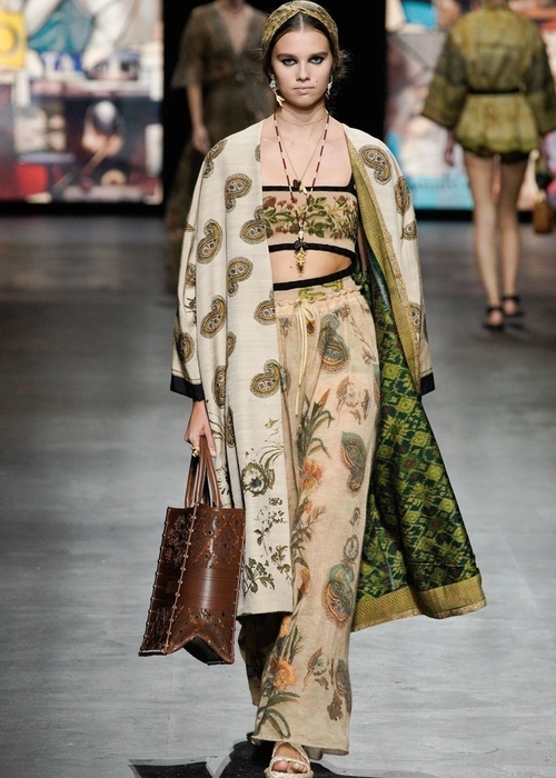 عرض ربيع وصيف 2021: احتفال Dior الروحي