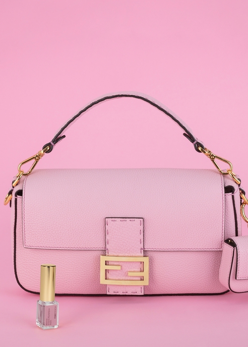 تفوح رائحة الحلوى والورود من الأشياء الجميلة… تماماً مثل حقائب Fendi