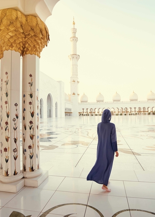 المرأة الإماراتيّة وتاريخها الأصيل مع العباية