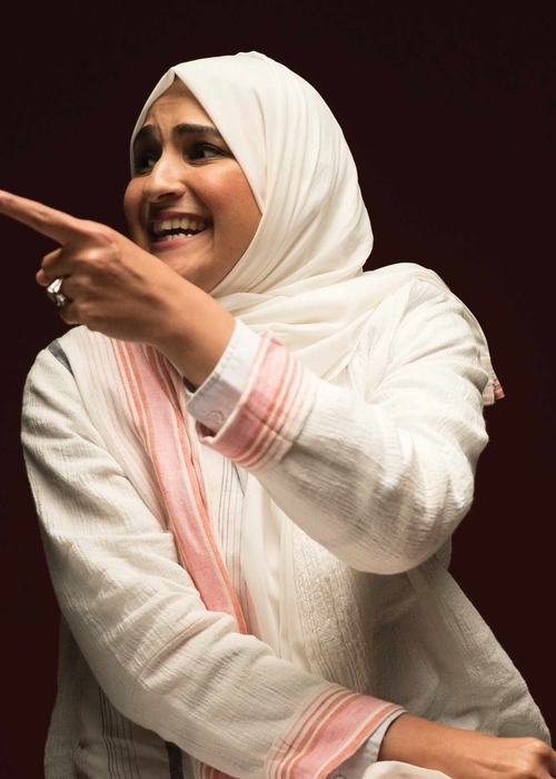 الدكتورة هتون قاضي: لا أشعر بأنّني اخترت الكوميديا كوسيلة للتعبير بقدر ما أنّني كنت أمارسها كجزء من هويّتي وطبعي