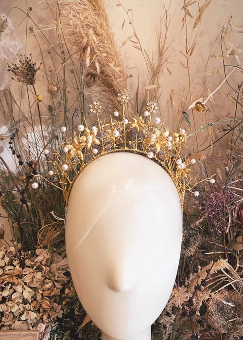 هالة متلألئة تزيّن شعرك مع Aura Headpieces