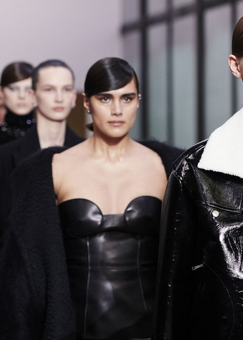 شاهدي عرض Valentino مباشرةً من داخل منزلك