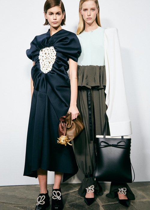تابعي عرض Loewe مباشرةً من داخل منزلك