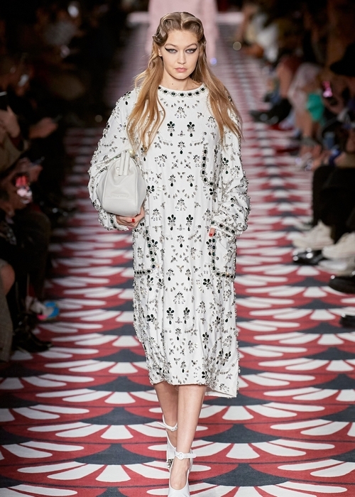 تابعي عرض MiuMiu مباشرةً من باريس