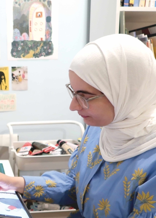 Reem Madooh: يصوّر هذا العمل الفنّي الحمل والأمومة فيما يعكس كلّ منهما الآخر إنّما مع اختلافات طفيفة