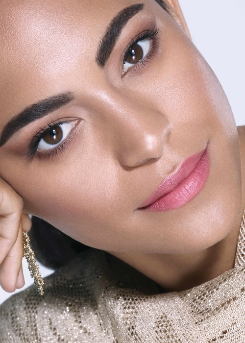 كيف تحصلين على مظهر الحواجب الطبيعيّة مع منتجات Benefit Cosmetics؟