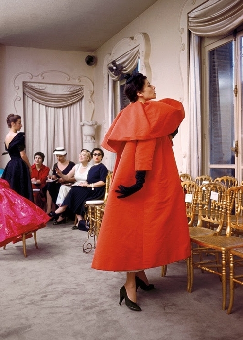 تابعي عرض Balenciaga مباشرةً من باريس