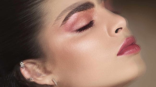 اعكسي نور الشمس الدافئة في الخليج مع مستحضرات Chanel البرّاقة