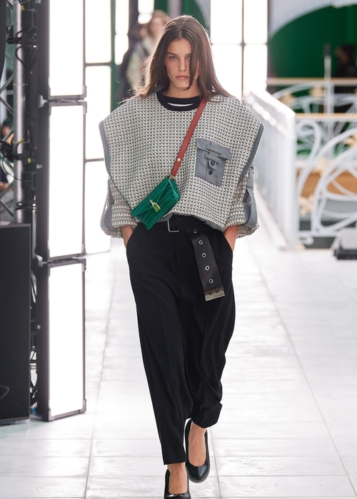 تابعي عرض Louis Vuitton من داخل منزلك