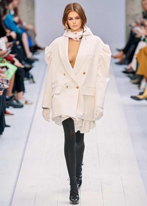 تابعي عرض Max Mara مباشرةً من ميلانو
