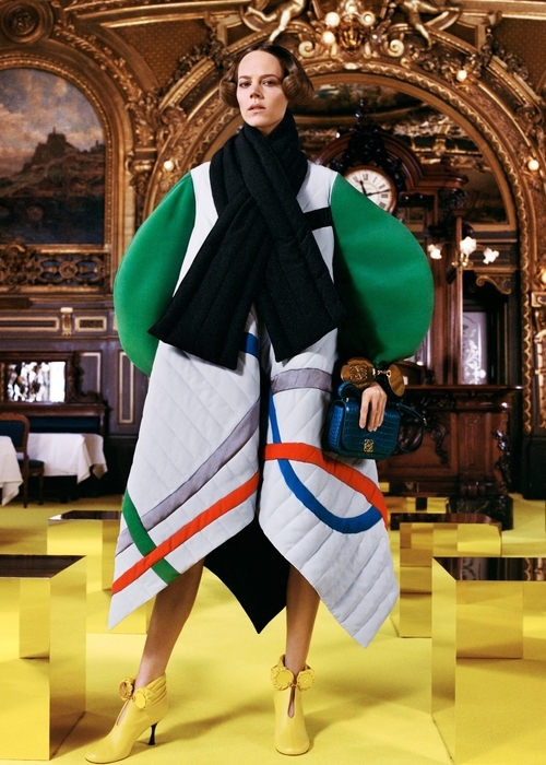 شاهدي عرض Loewe من داخل منزلك