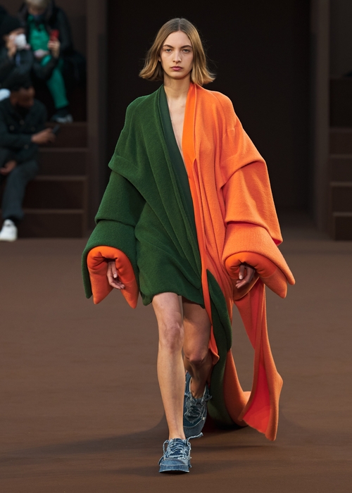 3 أمور يجب تذكّرها من عرض Loewe لمجموعة خريف وشتاء 2022/2023