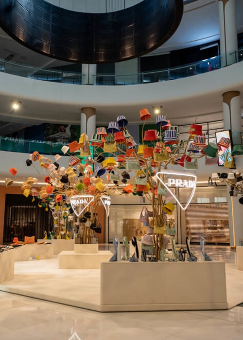 عالم Prada ينضح بالألوان في قلب Dubai Mall