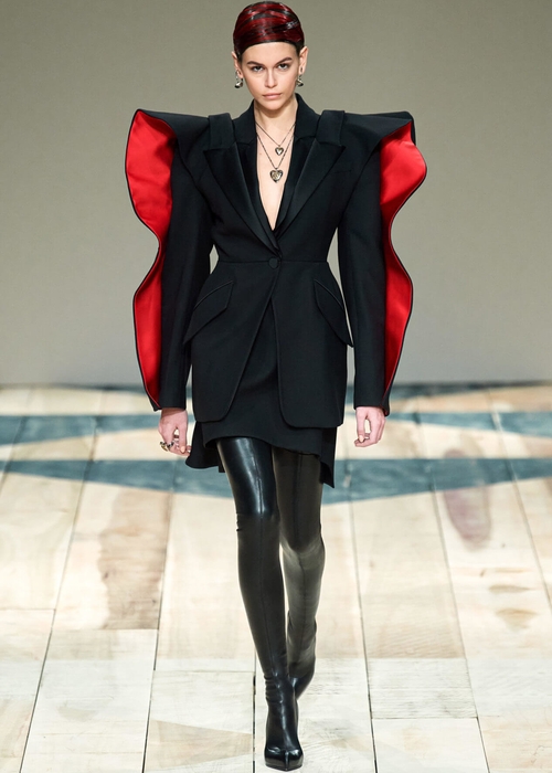 تابعي عرض Alexander McQueen مباشرةً من نيويورك