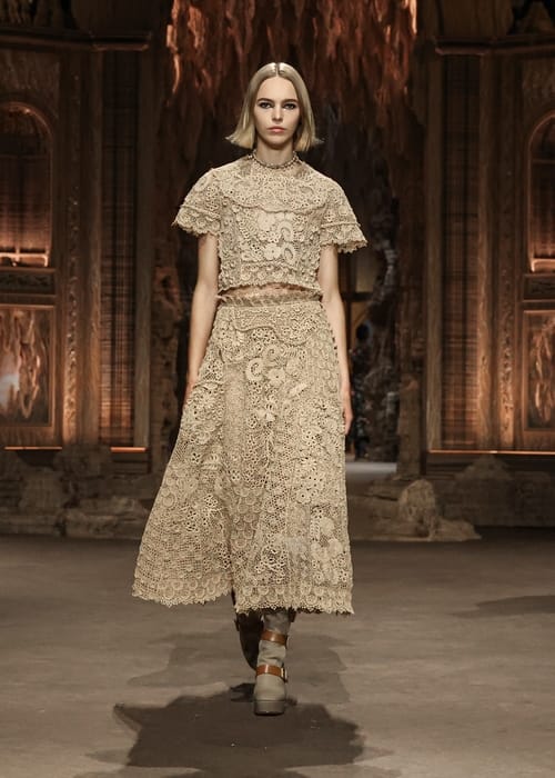 Dior تعيدنا الى تاريخ باريس في مجموعتها لصيف 2023