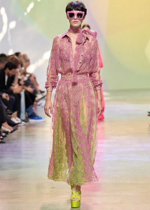 عرض أزياء Givenchy ،Elie Saab وLoewe لصيف 2023