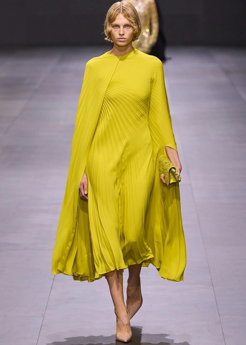 Valentino بتدرجات ألوان ترابية في مجموعته لربيع وصيف 2023