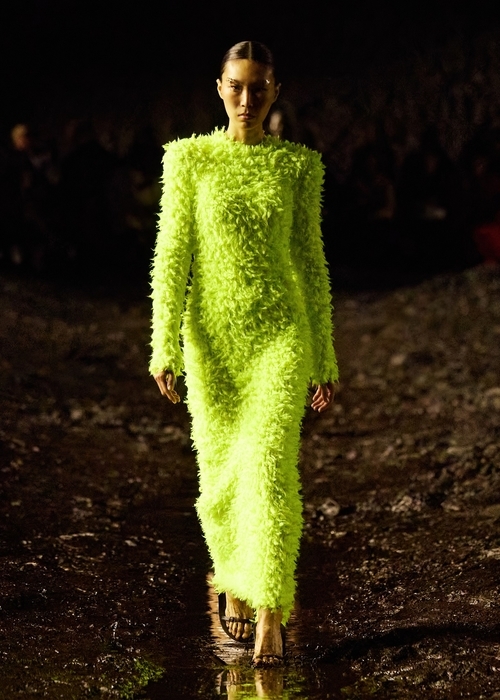 مجموعة Balenciaga لربيع وصيف 2023 خلال أسبوع الموضة الباريسي