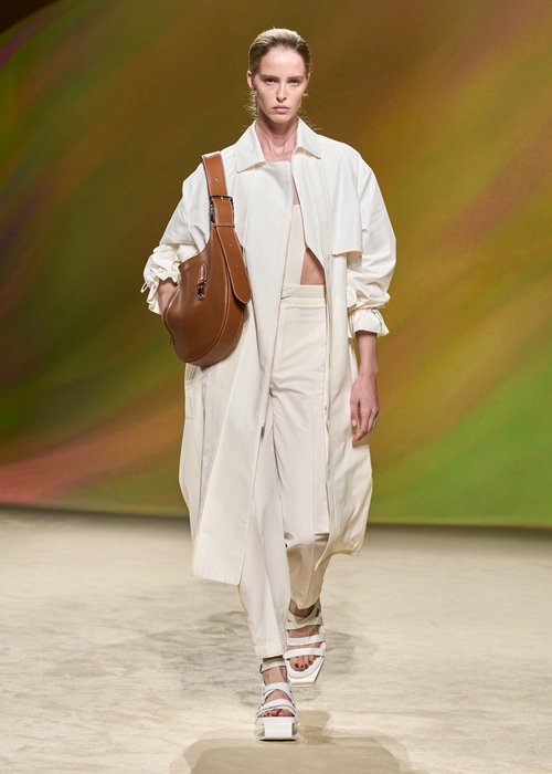 Hermès تأخذنا بجولة الى الصحراء في مجموعتها لربيع وصيف 2023