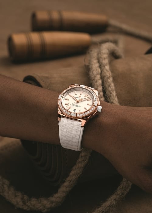 إليك أول ساعة بميزة التتبع من Breitling