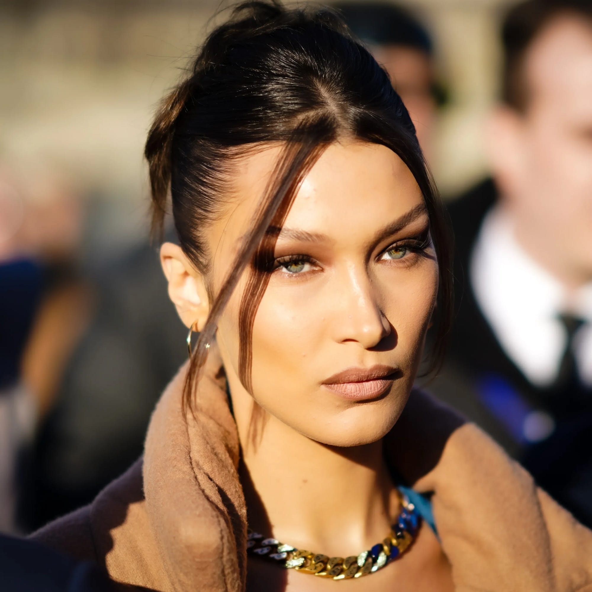 بيلا حديد تحمل صورة شيرين أبو عاقلة وتصرّح عن معاناتها مع الصحة النفسية