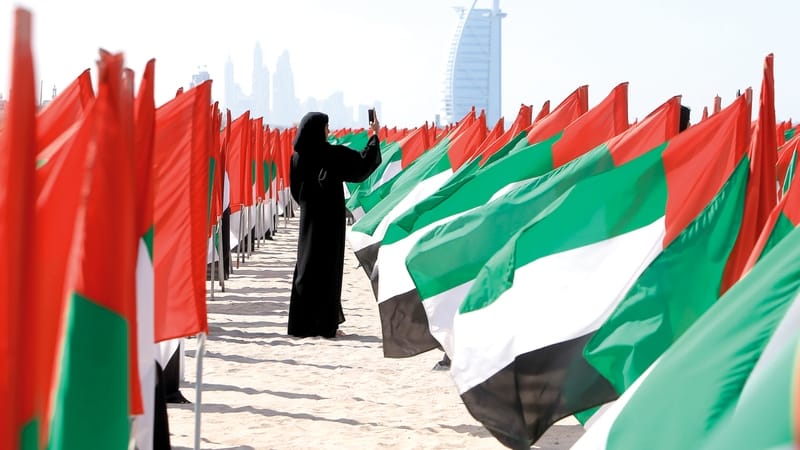 العلم الإماراتي يرفرف عاليًا بمناسبة يوم العلم